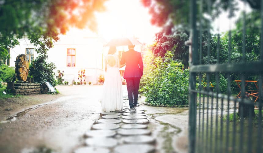 Cómo Preparar Una Boda Al Aire Libre 3 caminando bajo la lluvia en mi boda